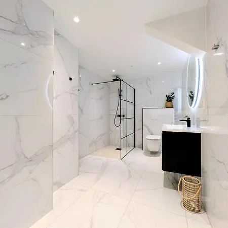 Penthouse In The Middle Of The Center - 5 Bedrooms - Inlcusive - Free Parking *