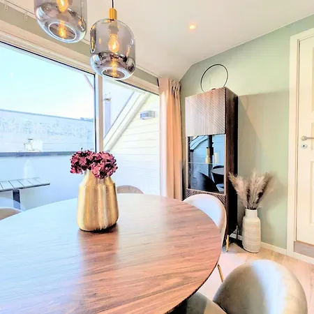 Penthouse In The Middle Of The Center - 5 Bedrooms - Inlcusive - Free Parking シェーエン